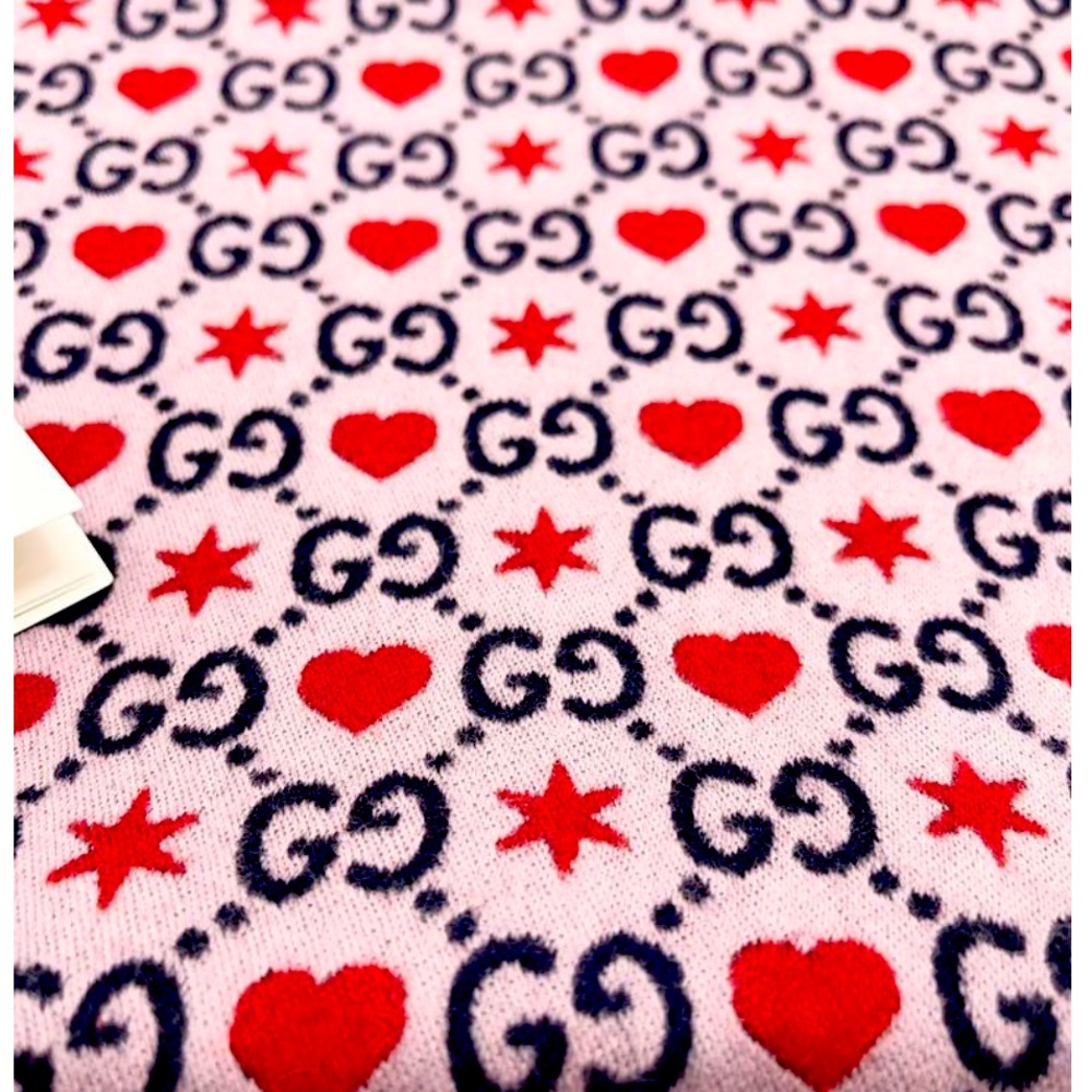 Gucci
Women's Pink Wool GG Hearts Scarf 35x190 cm Length 70.9 in Width 13.8 in